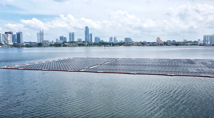 Der schwimmende Solarpark vor der Küste von Singapur besteht aus 13.312 Solarmodulen.