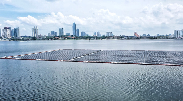 Der schwimmende Solarpark vor der Küste von Singapur besteht aus 13.312 Solarmodulen. - © Huawei
