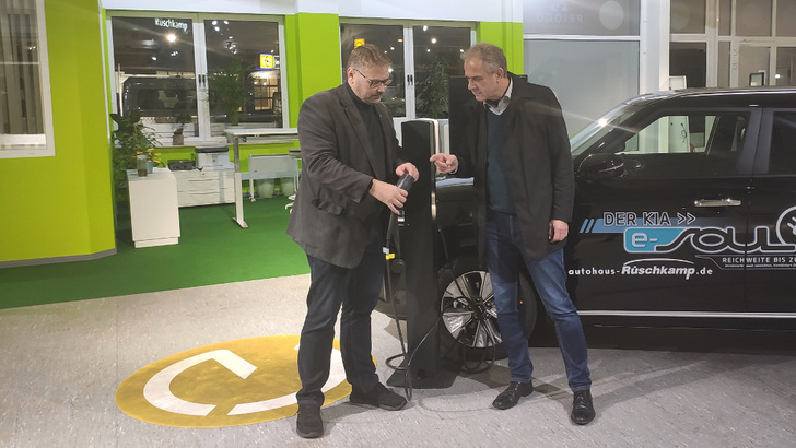 Verkaufsgespräch des Solarteurs im Dortmunder Autohaus.