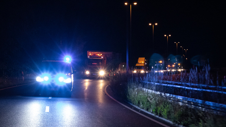 Anlieferung der Schwerlasttransporte in der Nacht - unter Polizeischutz.