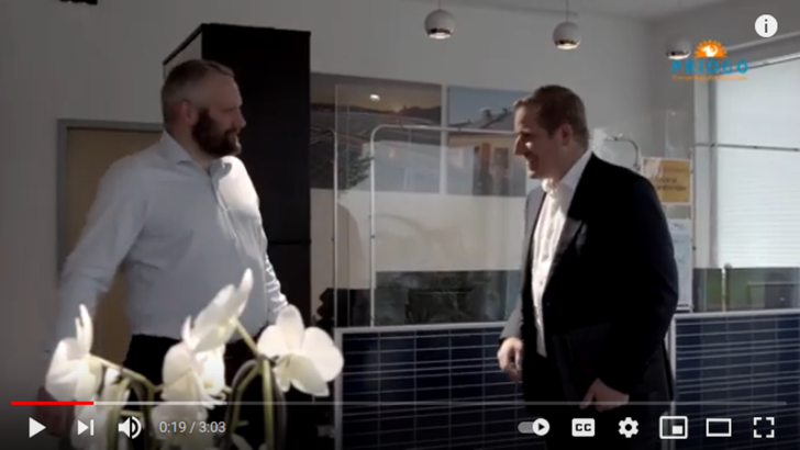 Priogo-Vorstand Sebastian Poensgen (links) und Landrat Markus Ramers trafen sich im Showroom des Installationsbetriebs an der Zülpicher Römerallee.