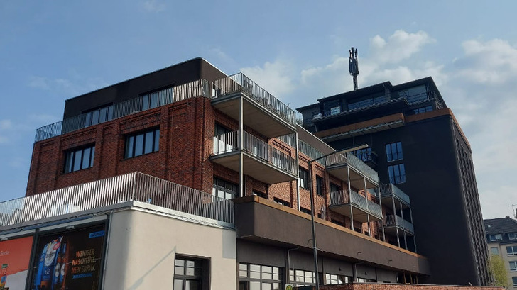 Der alte Hochbunker in Düsseldorf ist ein modernes Wohn- und Geschäftshaus geworden. Zusätzlich hat der Architekt ein Nebengebäude auf dem Gelände errichtet. - © David Wodtke/E3DC
