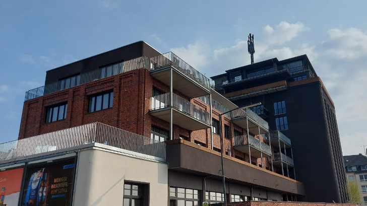 Der alte Hochbunker in Düsseldorf ist ein modernes Wohn- und Geschäftshaus geworden. Zusätzlich hat der Architekt ein Nebengebäude auf dem Gelände errichtet.