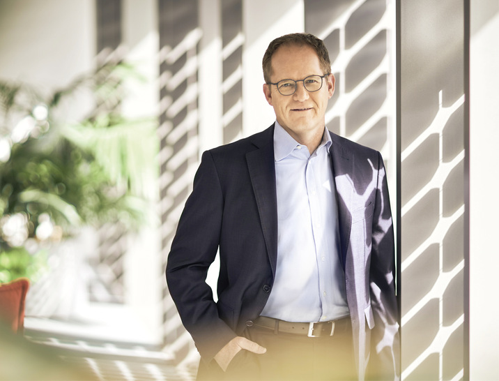 Dr. Jürgen Reinert  war zwölf Jahre lang in Schweden bei einem Hersteller von Umrichtern für elektrische Antriebstechnik tätig, bevor er 2011 zu SMA kam. Dort verantwortete er drei Jahre lang das Geschäftsfeld der großen Freiflächenparks. Seit 2014 ist er im Vorstand, seit Herbst 2018 Vorstandsvorsitzender von SMA und verantwortet die Ressorts Strategie, Vertrieb und Service, Operations und Technologie.