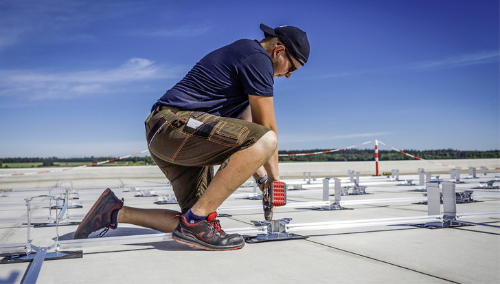 Die Ernst Schweizer AG hat die Verbindungsschienen für das ­Flachdachsystem MSP an die neuen Modulmaße angepasst. - © Foto: Benz und Heinig Fotografen
