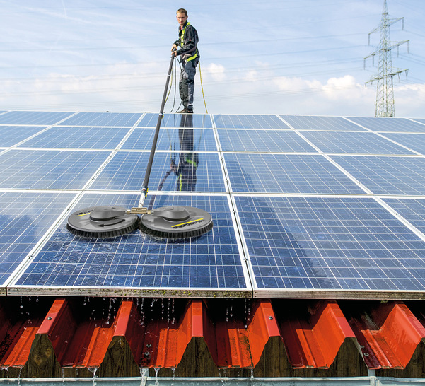 Mit der Reinigungstechnik lassen sich bis zu 1.500 Quadratmeter Solarmodule pro Tag reinigen. - © Foto: Kärcher
