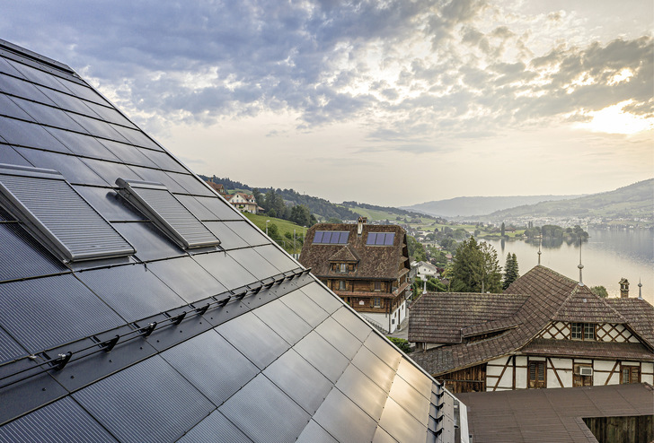 Gute Aussicht: eine dachintegrierte Anlage in Meggen im Kanton Luzern.