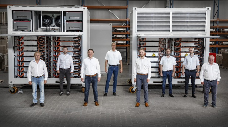 „Wir nutzen die Batterien, die bereits in Europa vorhanden sind“, sagt Fenecon-Chef Feilmeier (3 von links). - © Fenecon
