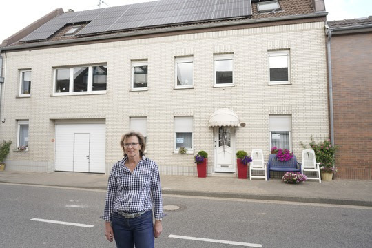 Projektteilnehmerin Barbara Ziemann-Oberherr vor ihrem Haus mit Solaranlage in Keyenberg. - © Andreas Fechner / Greenpeace Energy
