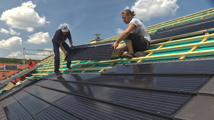 Viel mehr Dächer könnten für Photovoltaikanlagen erschlossen werden, wenn der Strom von Nachbarn gemeinsam genutzt werden könnte. - © BMI Braas

