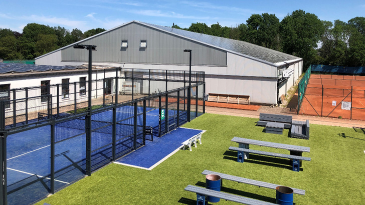 Solaranlage auf einer Tennishalle in Düsseldorf.
