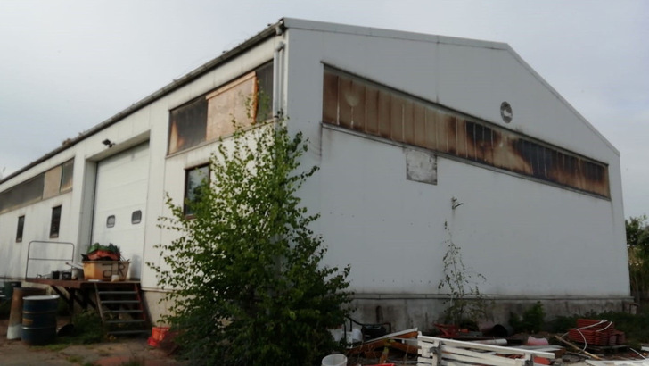 Auf dem Dach dieser Halle wird demnächst eine Anlage mit 72,77 Kilowatt errichtet.