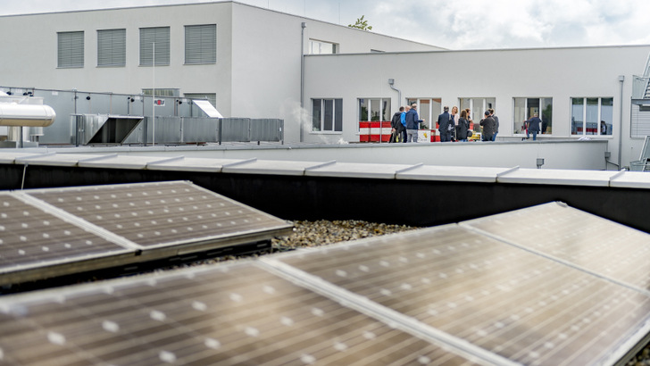 Auf den Dächern der Gemeindegebäude entstehen Solaranlagen. Die Gebäude werden zudem miteinander vernetzt. Auch bestehende Anlagen werden mit einbezogen. - © Martin Pröll
