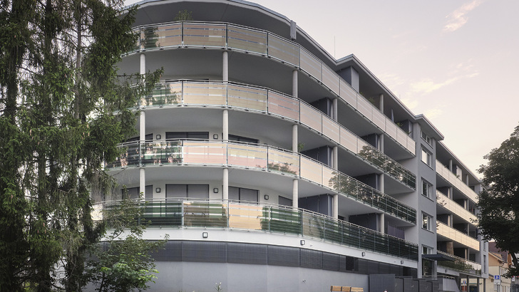 In allen vier Stockwerken bilden die organischen Solargläser die Balustrade des Mehrfamilienhauses in Stuttgart.