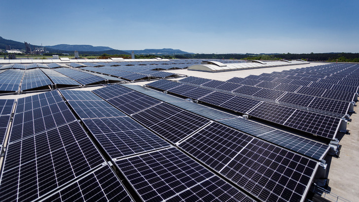 Diese Solaranlage auf einem Hallendach in Dormettingen wird von Q-Cells im Contracting betrieben. - © Q-Cells
