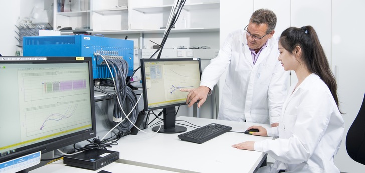 Mit einer neuen Kombination aus Kathode und Elektrolyt erreichten Forscher nun eine hohe Energiedichte.