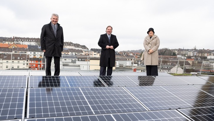 Energieminister Pinkwart (links) hat das neue Programm „Progres.nrw – Klimaschutztechnik“ vorgestellt. - © MWIDE NRW, Hermenau
