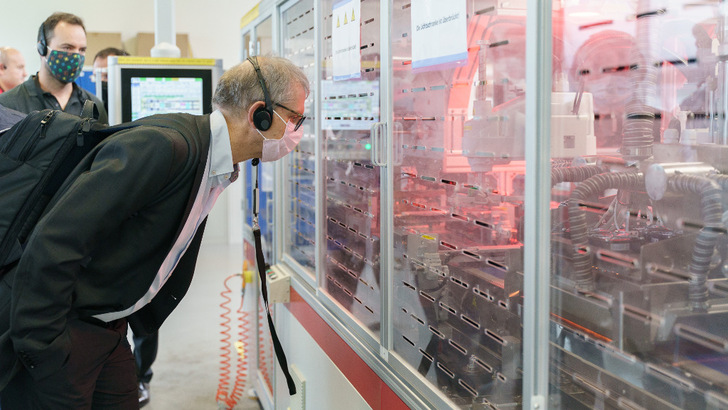 Gäste aus der Politik beim Rundgang durch die neue Fertigung.