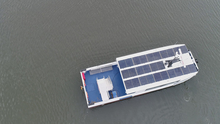 Die Distanz vom Festland zur Insel Usedom und zurück bewältigt die Fähre mit dem Strom aus den Solarmodulen auf dem Dach. - © Ostseestaal
