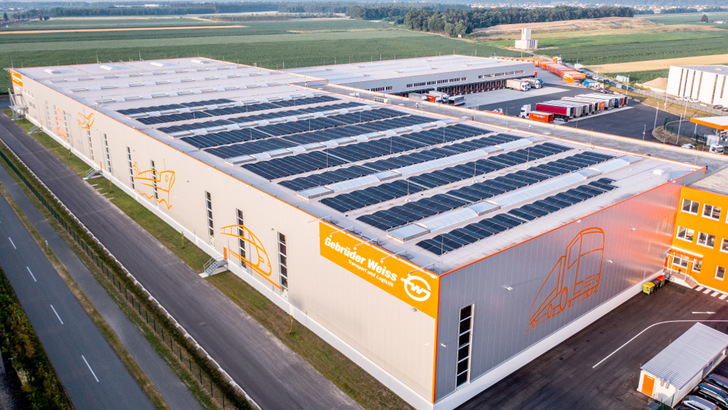 Die Anlage auf dem Dach des Logistikzentrums in Kalsfdorf liefert etwa die Hälfte des Bedarfs. - © Gebrüder Weiss
