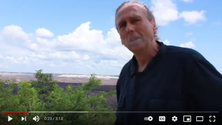 Heiko Schwarzburger am Rand des Mondkraters in der Lausitz.