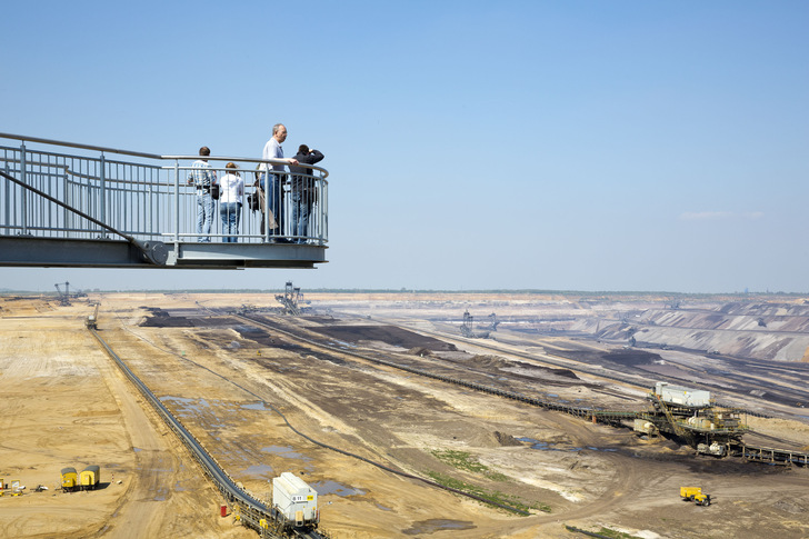 Blick auf die Grube: der Aussichtspunkt Skywalk des Tagebaus Garzweiler. - © RWE Power
