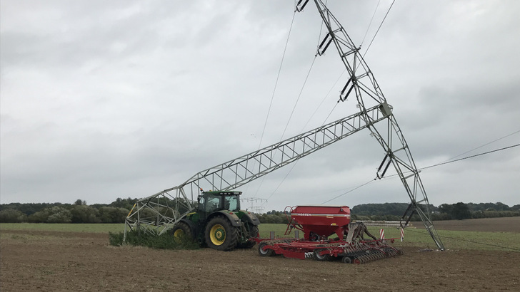 Zum Glück ein seltener Anblick: Aber immer wieder kollidieren Landwirte mit Strommasten auf ihren Feldern. - © Wemag
