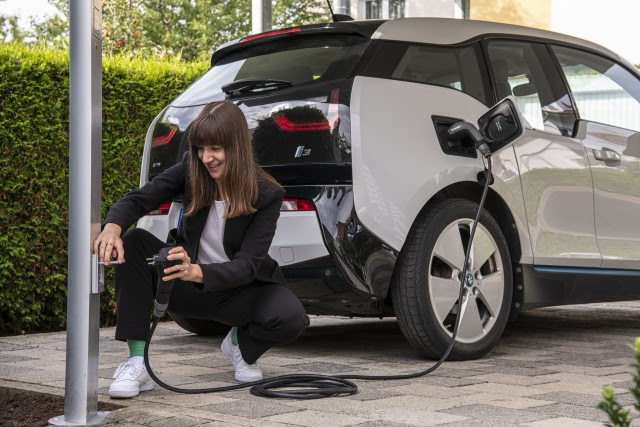 Stromtanken zuhause mit einem flexiblen Ladekabel und zwar ohne eigene Wallbox. - © Bosch
