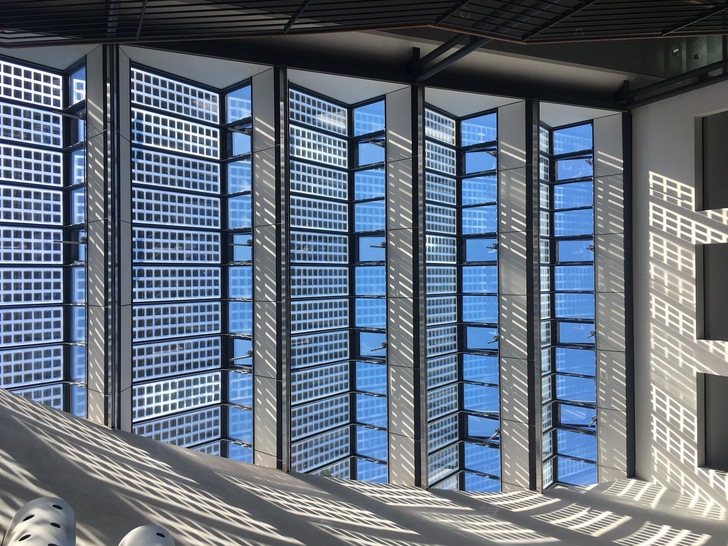 Das Dach des Fraunhofer ISE in Freiburg verfügt schön über integriete Photovoltaik. - © Niels H. Petersen
