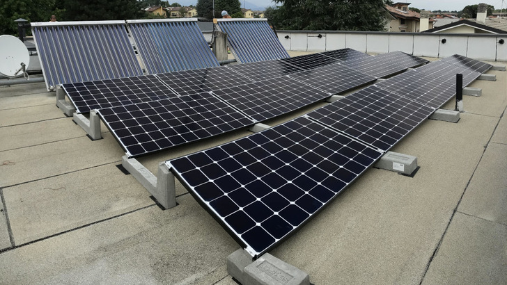 Auf dem System von Sun Ballast werden die Module an den Ecken geklemmt. Die hat LG jetzt freigegeben.