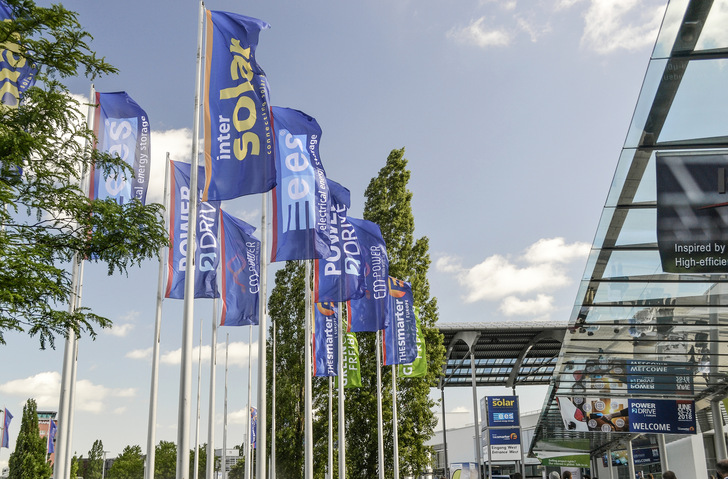 Nach zwei Jahren öffnen sich die Tore der Messe in München wieder für die Solar-, Speicher- und Elektromobilitätsbranche. - © Foto: Velka Botička
