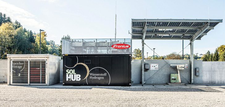 Diese Tankstelle erzeugt Wasserstoff als Speichergas und 
Kraftstoff für die Gewerbekunden. - © Foto: Fronius
