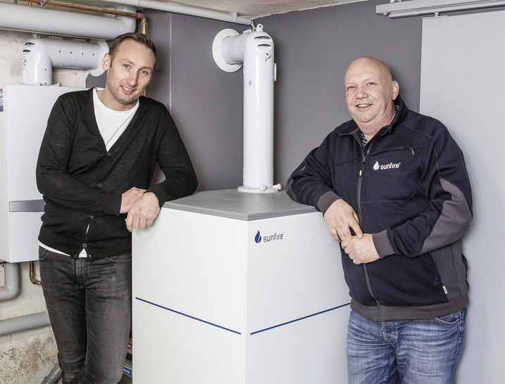 Installateur Jens Ziegengeist (links) und der Kollege vom Sunfire-Service haben das neue Gerät bei Familie Beyer eingebaut. - © Foto: Paul Kuchel/Sunfire
