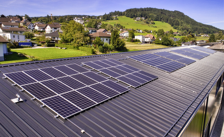 Neue und weiterentwickelte Unterkonstruktionen vereinfachen die Montage auf Blechdächern. - © Foto: Ernst Schweizer AG
