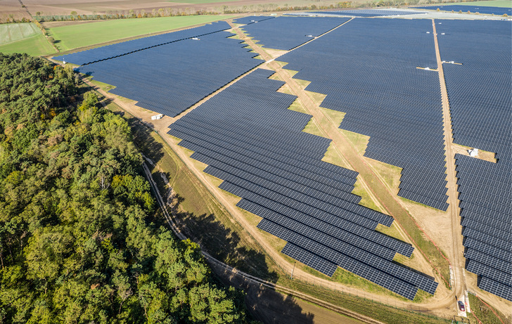 Im November 2020 ging dieser Solarpark der EnBW ans Netz: Bei Werneuchen in Brandenburg wurden 465.000 Solarmodule installiert, insgesamt 187 Megawatt. - © Foto: paul-langrock.de
