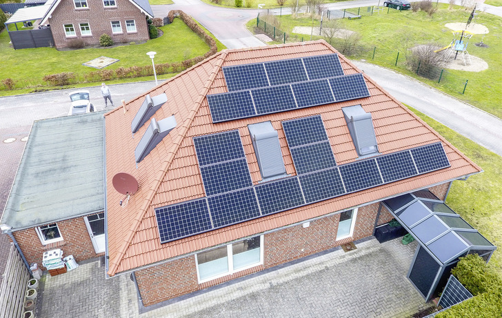 Das solar ausgestattete Wohnhaus von Uwe Vinke in Norden, im Jahr 2021.