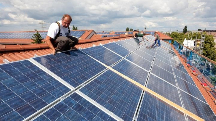 Installation einer Dachanlage im Berliner Stadtbezirk Weißensee. Die Anlage wurde durch die Berliner Energieagentur errichtet. - © BEA
