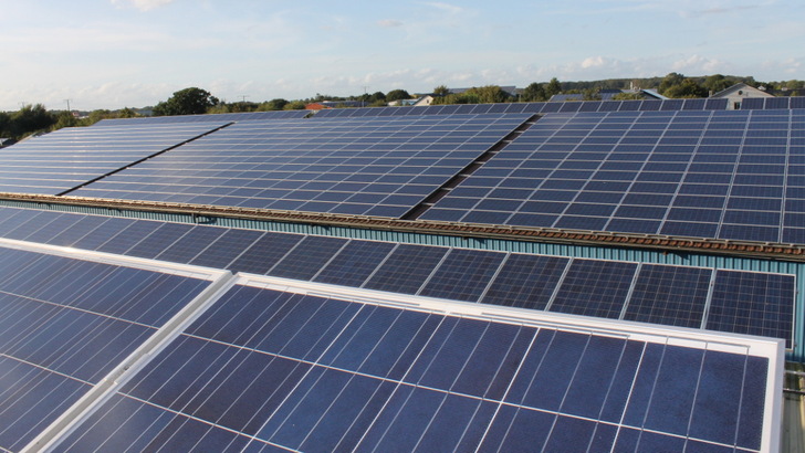 Dieses Solardach in Schleswig-Holstein steht zum Verkauf.