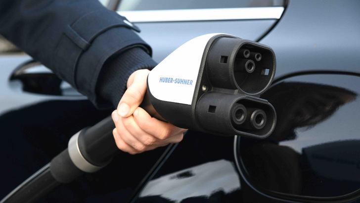 Immer mehr Menschen schaffen sich ein E-Auto an. Sie laden direkt am Wohnhaus.