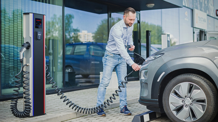 Die AC-Ladesäule von Elinta Charge ist vor allem für kommerzielle und kommunale Betreiber geeignet.