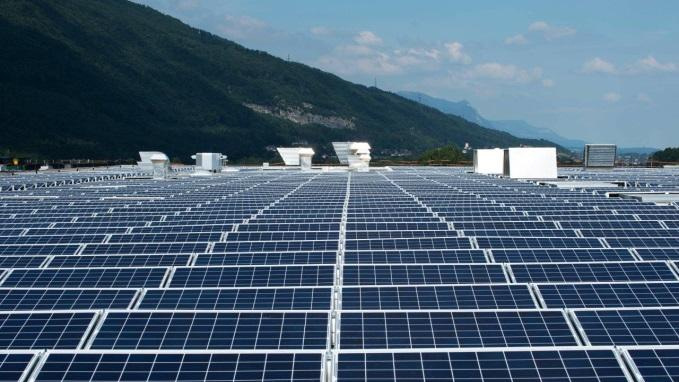 Für große Solaranlagen ohne Eigenverbrauch – auch auf dem Dach – wollen die Eidgenossen Ausschreibungen einführen.