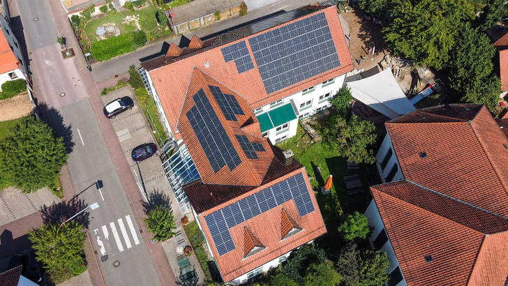 Luftaufnahme der neuen Anlagen. - © Wirsol Roof Solutions/Spacemedia
