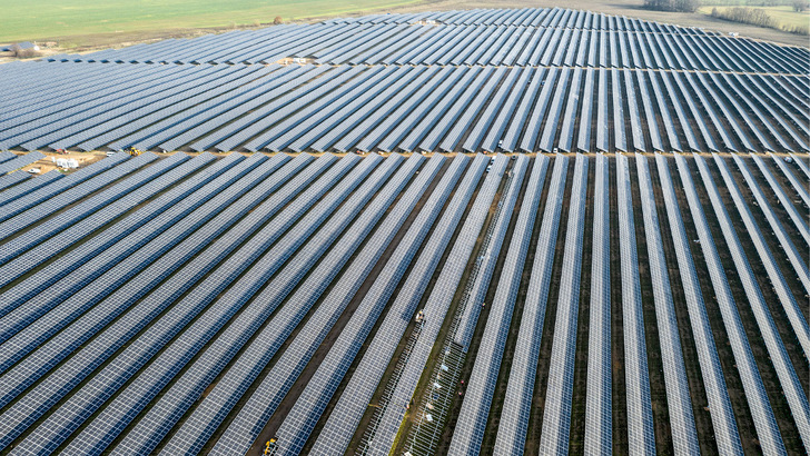 Der neue Solarpark in Werneuchen bei Berlin wurde unlängst fertiggestellt. - © Paul Langrock/EnBW
