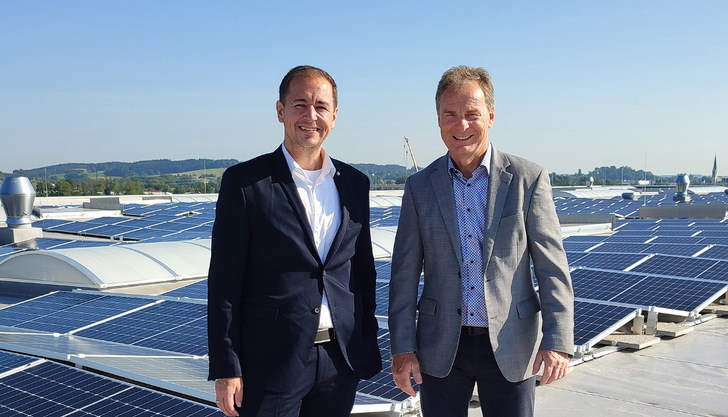 Stolz präsentieren Peter J. Zehetner, Geschäftsführer von KWG (links), und Karl Stöger, Geschäftsführer von SML, die neue Solaranlage.