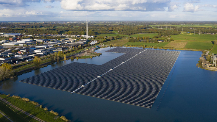 Schwimmende Solaranlagen erschließen neue Flächen für die Energiewende. - © Baywa r.e.
