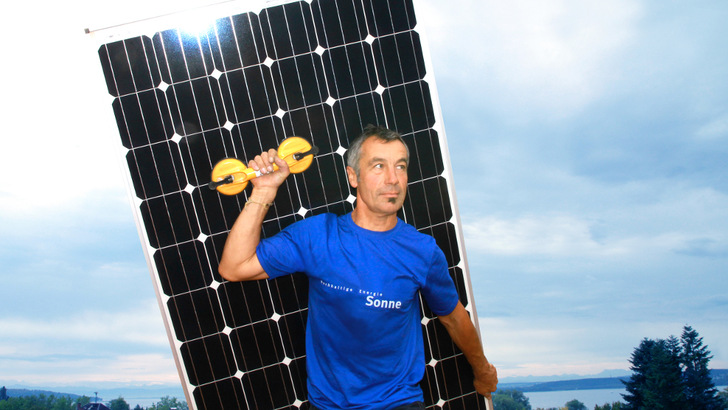Wer beim täglichen Tragen von Solarmodulen Tragehilfen verwendet, vermeidet frühzeitigen Gelenkverschleiß.