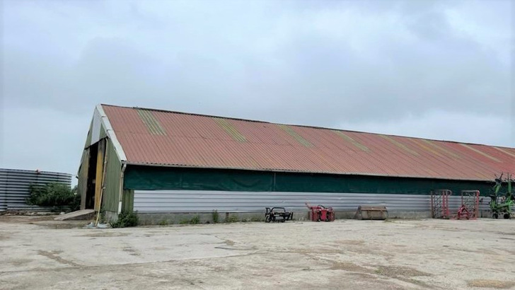 Dieses Dach wird bis November mit 245,25 Kilowatt Solarleistung belegt.