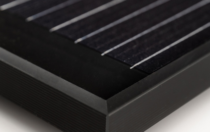 Schwarze Glas-Glas-Module.
