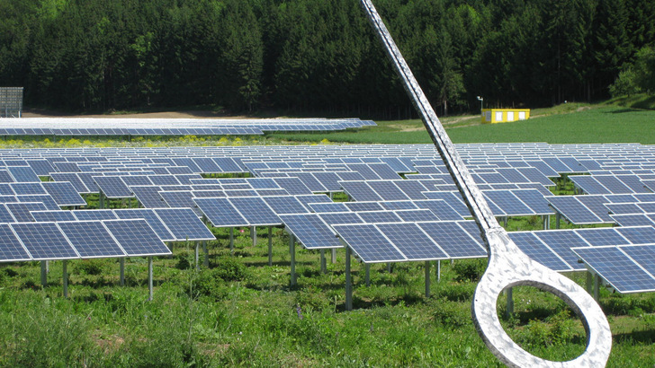 Die Anlage gemeinsam finanzieren und den Stromertrag zusammen nutzen, das ist die Idee, die hinter den Energiegemeinschaften steht, um den Ausbau der Photovoltaik mit Bürger- und kommunaler Beteiligung zu beschleunigen.