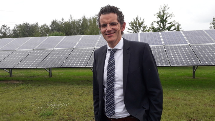 Frank Henn leitet die Solarsparte von Kostal und ist Fachmann für intelligente Leistungselektronik. - © Heiko Schwarzburger
